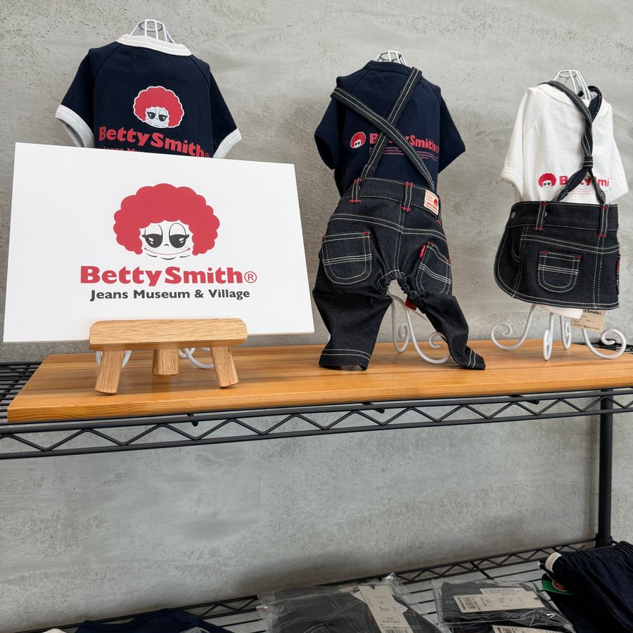 ARPEGGIO店頭のBetty Smithコーナー。愛犬用のデニムサロペットやスカート、ロゴTシャツ