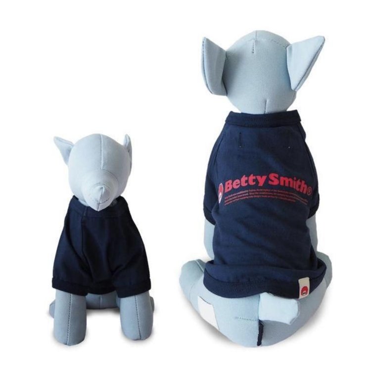 Betty SmithのロゴTシャツを着たドッグマネキン